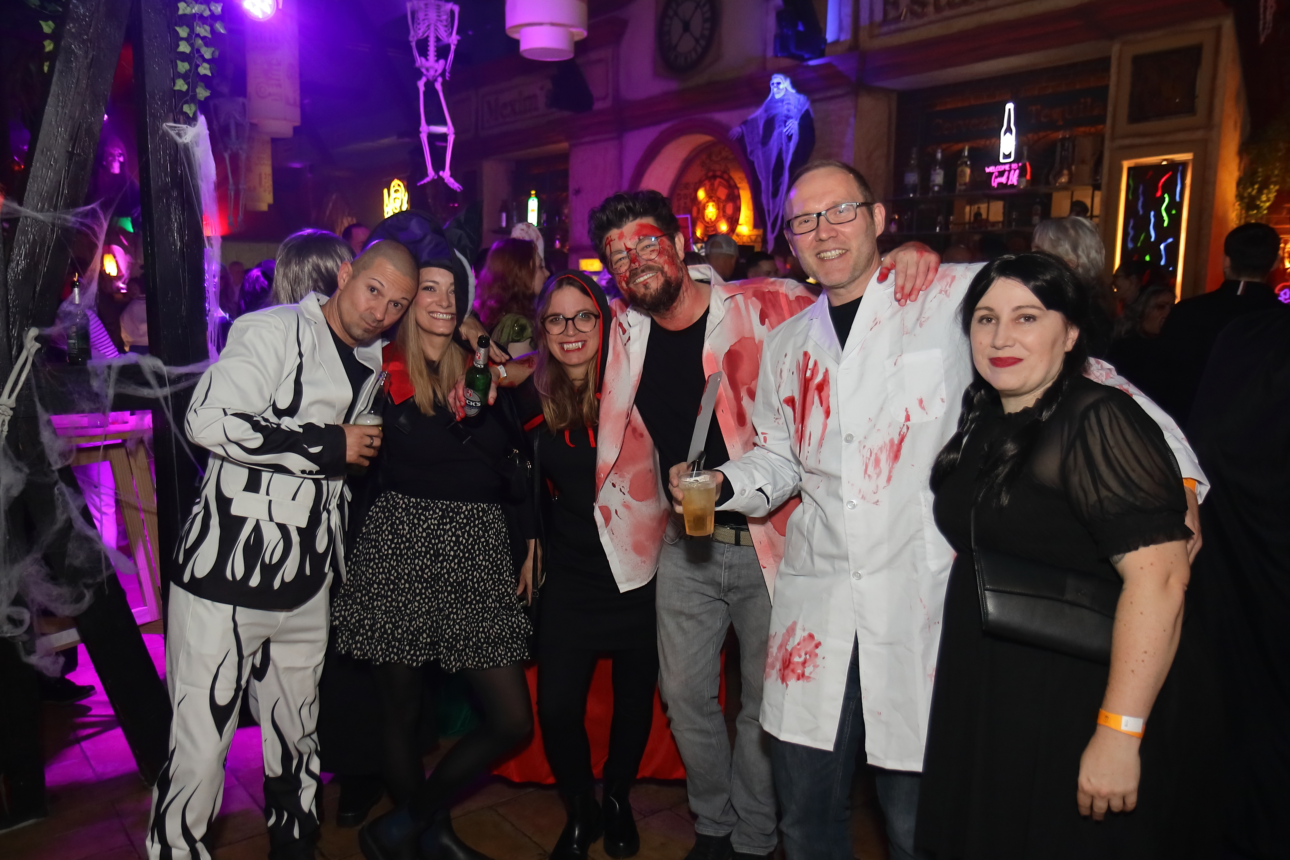 G&auml;ste in Halloween-Kost&uuml;men