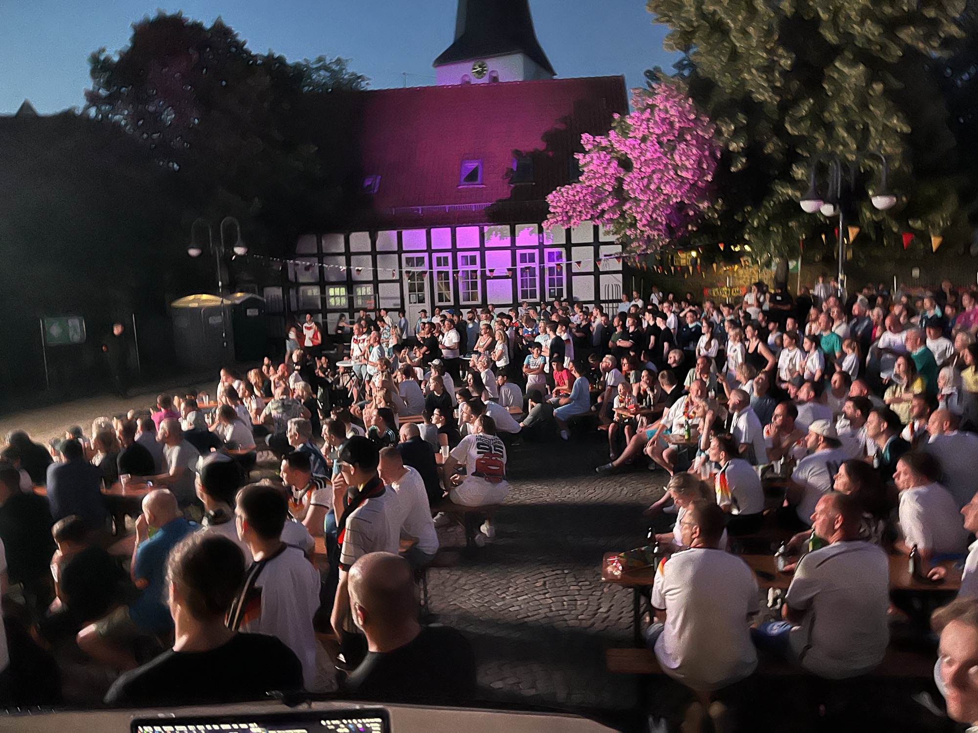 Public Viewing WM 2026 &mdash; Stimmung Rathausplatz