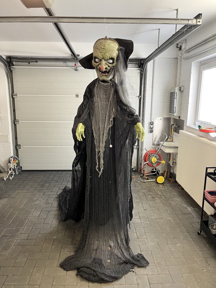 Fliegende Hexe &mdash; Halloween-Dekofigur zur Miete
