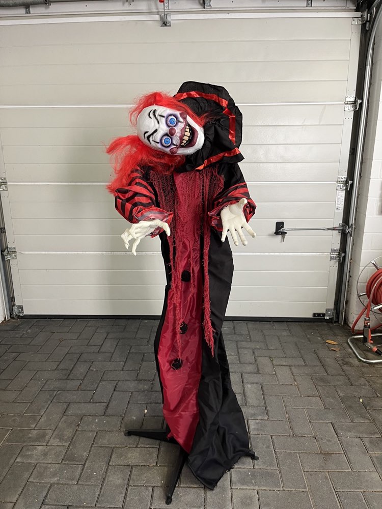 Animierte Standfigur Clown &mdash; Halloween-Dekofigur zur Miete