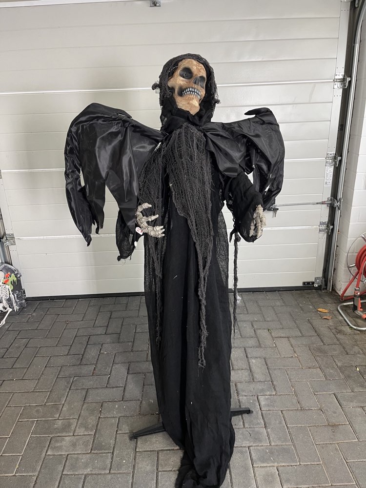 Animierte Standfigur Skelett mit Fl&uuml;geln &mdash; Halloween-Dekofigur zur Miete