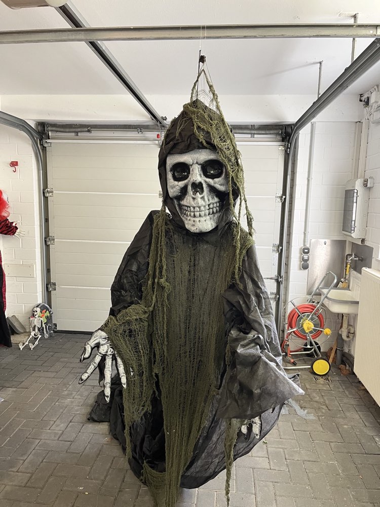 Fliegender Totensch&auml;del &mdash; Halloween-Dekofigur zur Miete