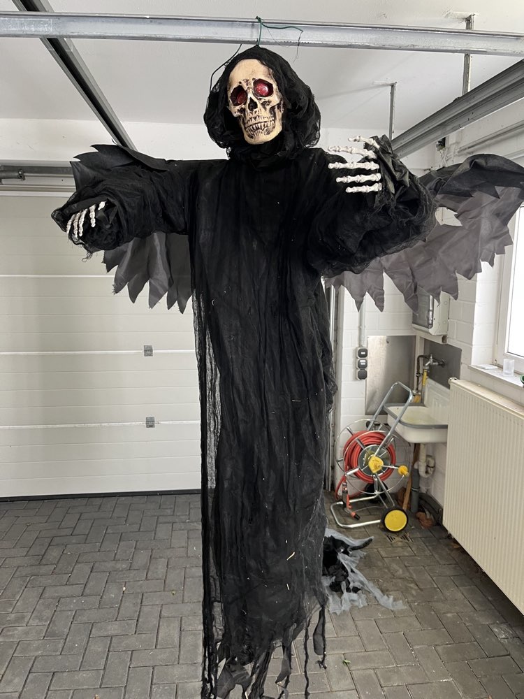 H&auml;ngender Geist mit Fl&uuml;geln &mdash; Halloween-Dekofigur zur Miete