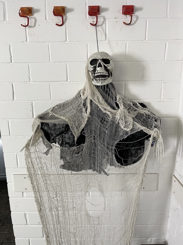 Kleiner H&auml;ngender Geist (wei&szlig;) &mdash; Halloween-Dekofigur zur Miete