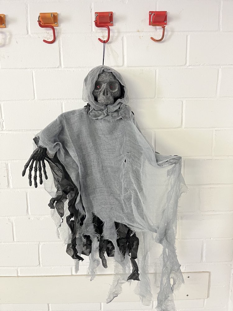 Kleiner H&auml;ngender Geist (grau) &mdash; Halloween-Dekofigur zur Miete