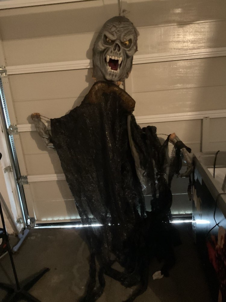 D&auml;mon in schwarz &mdash; Halloween-Dekofigur zur Miete