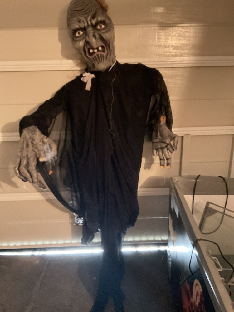 Zombie in schwarz &mdash; Halloween-Dekofigur zur Miete