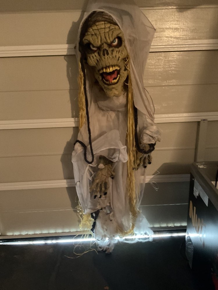 D&auml;mon in wei&szlig; &mdash; Halloween-Dekofigur zur Miete