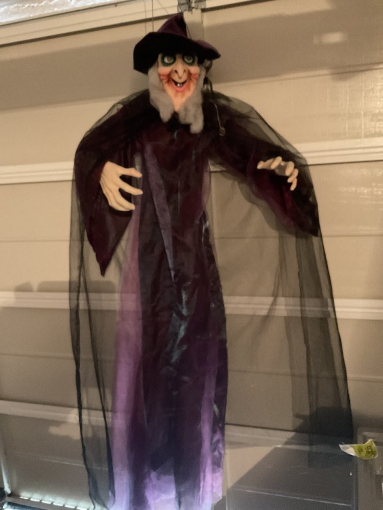 Hexe in lila &mdash; Halloween-Dekofigur zur Miete