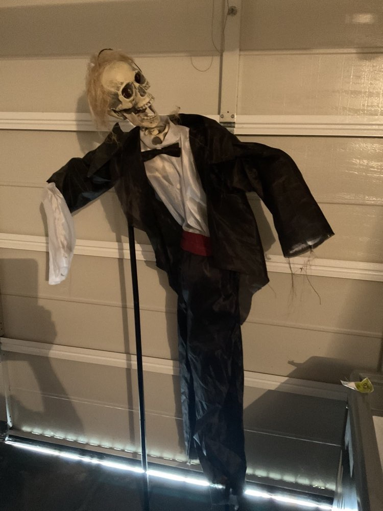 Skelett im Anzug &mdash; Halloween-Dekofigur zur Miete