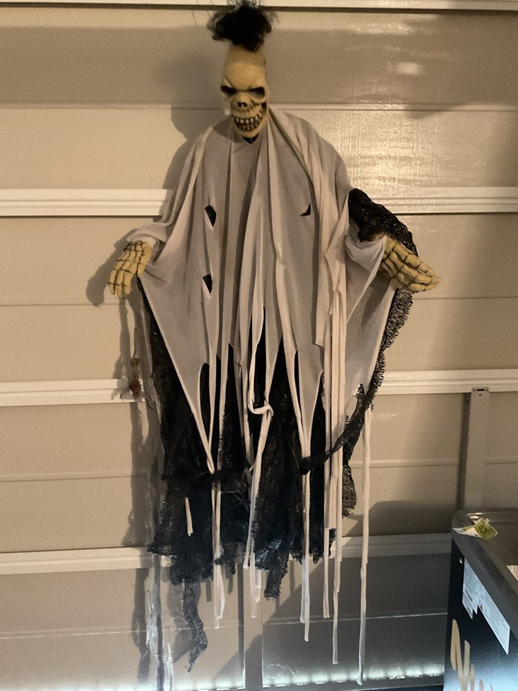 H&auml;ngendes Skelett in schwarz &mdash; Halloween-Dekofigur zur Miete