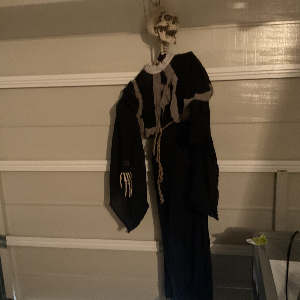 Skelett in schwarz h&auml;ngend &mdash; Halloween-Dekofigur zur Miete
