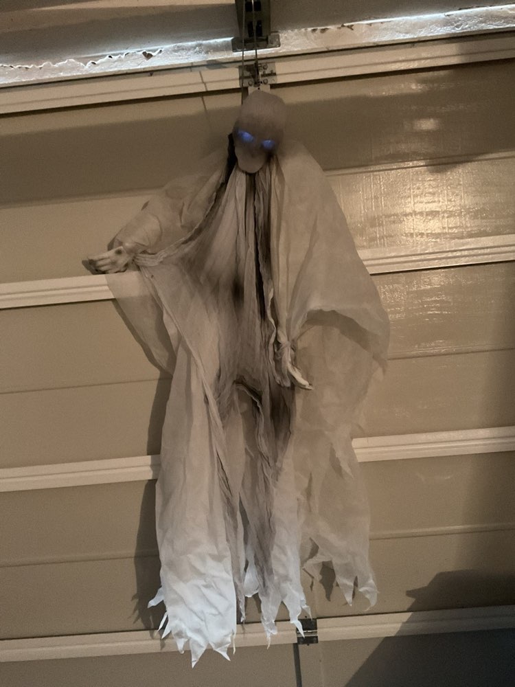 Skelett in wei&szlig; h&auml;ngend &mdash; Halloween-Dekofigur zur Miete
